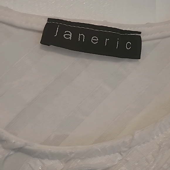 Janeric Ruffled Top - Picture 3 of 4